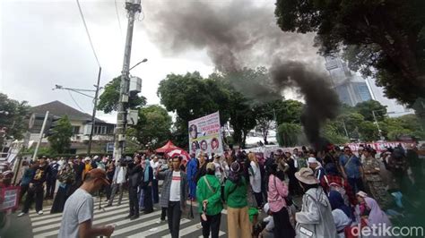 Massa Demo Di Kpu Bakar Ban Di Tengah Jalan