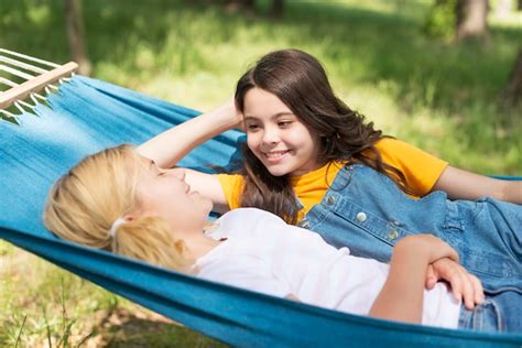 Filles Smiley Dans Le Parc Photo Gratuite