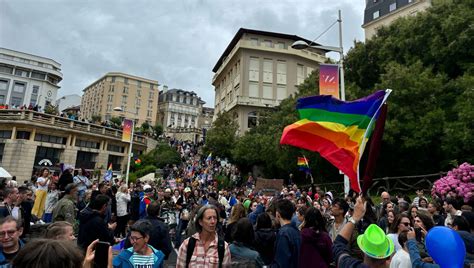 Marche des fiertés plus de 700 personnes réunies à Biarritz ici