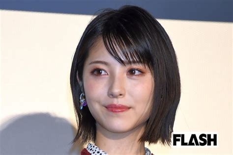 浜辺美波「ぼっち」「彼氏いない」の青春時代から『紅白』司会 “芸能界の頂点” への大逆転最大のリスクは天然発言 Smart Flash