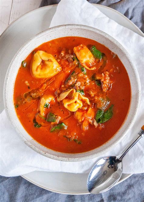 Zuppa Di Tortellini Al Pomodoro Con Salsiccia Italiana