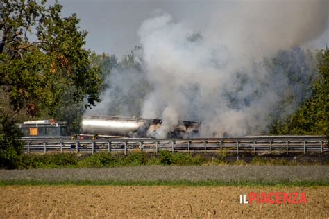 Cisterna In Fiamme SullA21 Dopo Lo Schianto Con Un Furgone Due Morti