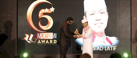 Ustaz Dasad Terima Penghargaan Moeslimchoice Award 2022