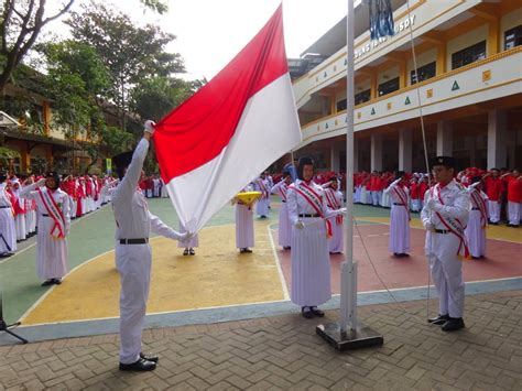 Nuansa Merah Putih Upacara Peringatan Hari Kemerdekaan Di MTsN 1 Kota