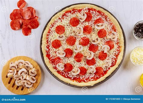 Pizza Brute Avec Les Pepperoni Et Le Champignon Image Stock Image Du