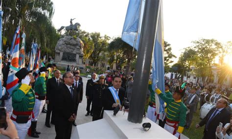 En el Día de la Independencia Valdés izó el Pabellón Nacional y