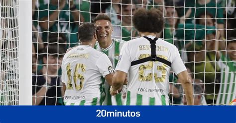 Foto Ficionados Muestran La Camiseta De Joaqu N Durante El Partido De