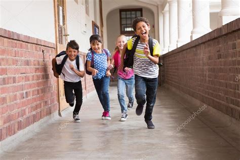 Lindos Alumnos Corriendo Por El Pasillo — Fotos De Stock