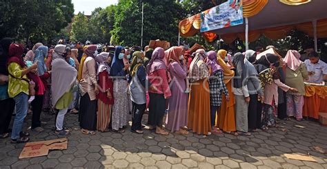 Operasi Pasar Minyak Goreng Di Cilegon Antara Foto