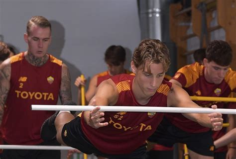 Trigoria Palestra Per Chi Ha Giocato Ieri Karsdorp In Campo Foto