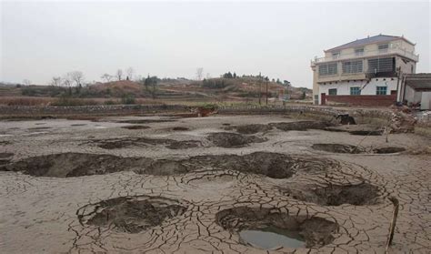 “天坑村”现湖南， 河水断流田地被吞房塌桥断？ 地质灾害 天工问答