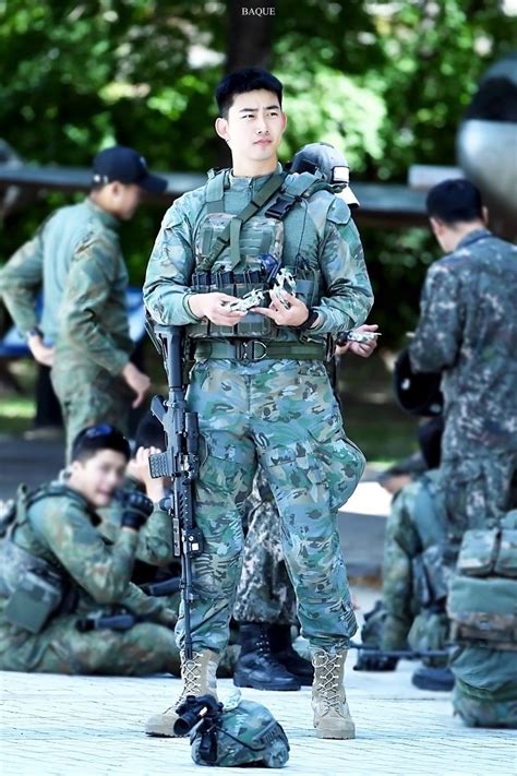 Captain Korea 10 Potret Memukau Taecyeon 2PM Saat Wamil