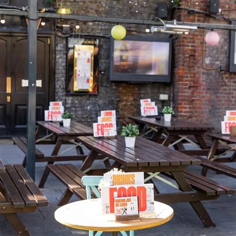 The 13 Best Pubs Near Tower Bridge – Ranked!