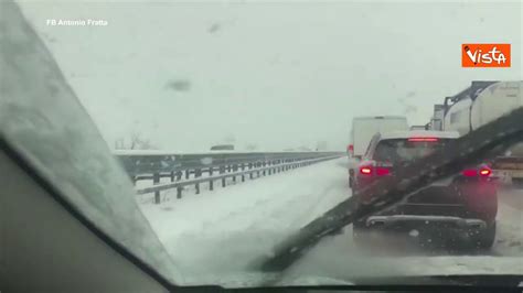 Caos Nelle Autostrade Per La Neve La Rabbia Degli Automobilisti