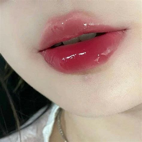 Pin By Yerilet On Makeup Lipstick Makeup Glitter Lip Gloss Lip