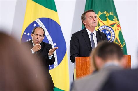 Enquanto mundo tenta conter a ômicron Bolsonaro anuncia MP Saúde