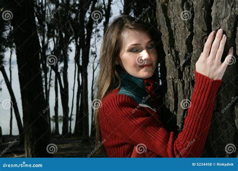 Mujer Que Presenta En El Rbol Foto De Archivo Imagen De Exterior