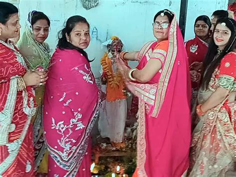 Women Performed Worship According To Tradition On Gangaur सामूहिक रूप