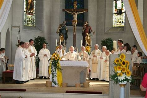 Zwei Priester Feiern Goldenes Jubil Um