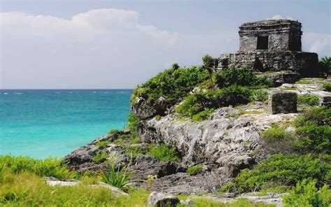 Tulum, México - Turquoise colored Sea and Temple Ruins - Riviera Maya