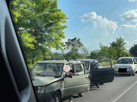 Via Narni Tamponamento A Catena Tra Tre Auto Strada Bloccata E Lunghe