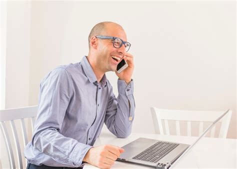 Homme D affaires Souriant Parler Au Téléphone Mobile Avec Un