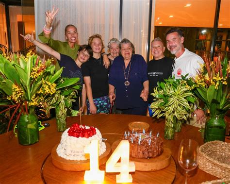 Adriane Galisteu posa a mãe durante festa de aniversário do filho