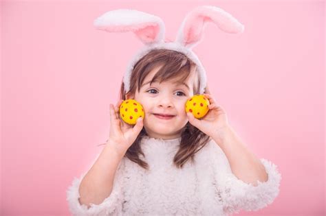 Retrato de uma menina orelhas de coelho w ovos de páscoa Foto Grátis