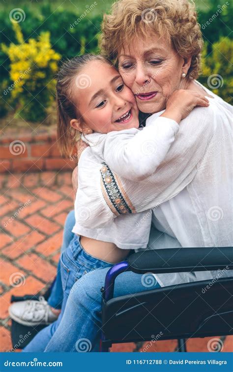 Petite Fille étreignant Sa Grand Mère Photo Stock Image Du Handicapé