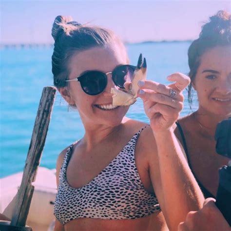 Hot Sexy Abby Quinn Bikini Pics