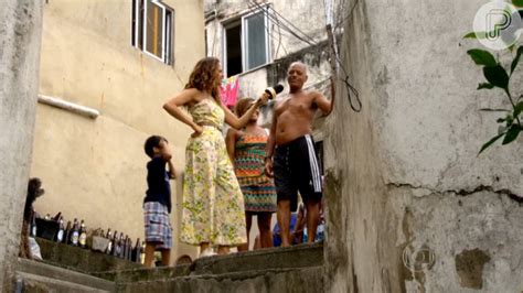 Foto Camila Entrevista Um Antigo Vizinho Na Comunidade Do Morro Da