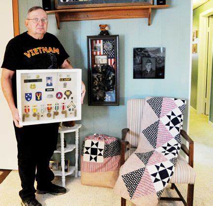 Vietnam Vet Honored With Quilt Of Valor Quilt Of Valor Vietnam Vets