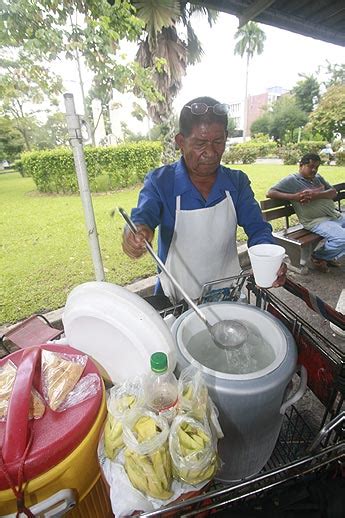 El Buhonero De Plaza Porras De Algo Hay Que Ganarse La Vida Y Los