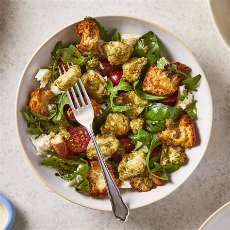 10 Min Pesto Chicken Caprese Salad With Croutons Recipe Gousto