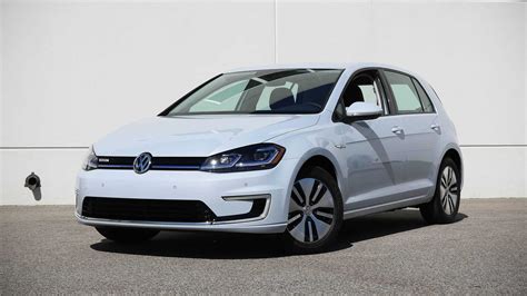 2017 Volkswagen e-Golf Review: Getting There