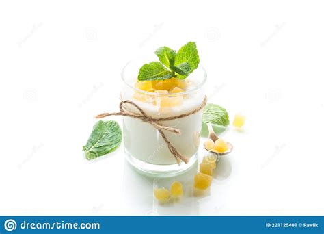 Yogur Dulce Casero Con Frutas Confitadas En Un Vaso Imagen De Archivo