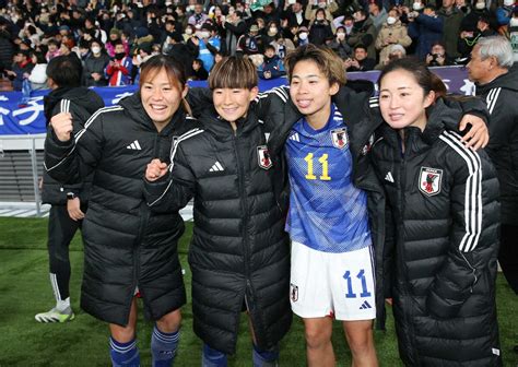 ＜サッカー女子 日本・北朝鮮＞笑顔の（左から）石川、藤野、田中美、清水（撮影・西海健太郎） ― スポニチ Sponichi Annex サッカー