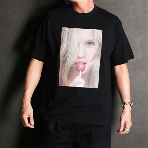 MINEDENIM MIKE DOWSON Naked Fashion GirlsStie Lo Lollipop Crewneck T SH WHT MND