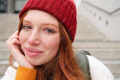 Primer Plano Retrato De Hermosa Chica Pelirroja Con Sombrero Rojo Mujer