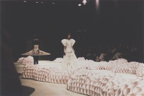 Desfile De Papel De Jum Nakao Celebra Anos Moda Vogue