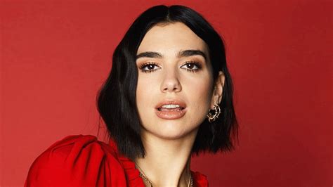 Dua Lipa sufrió aparatosa caída en el escenario en su concierto en