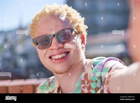Jeune homme blonde Banque de photographies et dimages à haute résolution Alamy