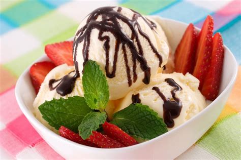 Helado De Vainilla Con Sirope De Chocolate Y Fresas 66293