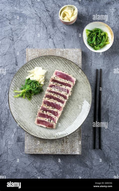 Tuna Tataki With Wakame And Ginger Stock Photo Alamy