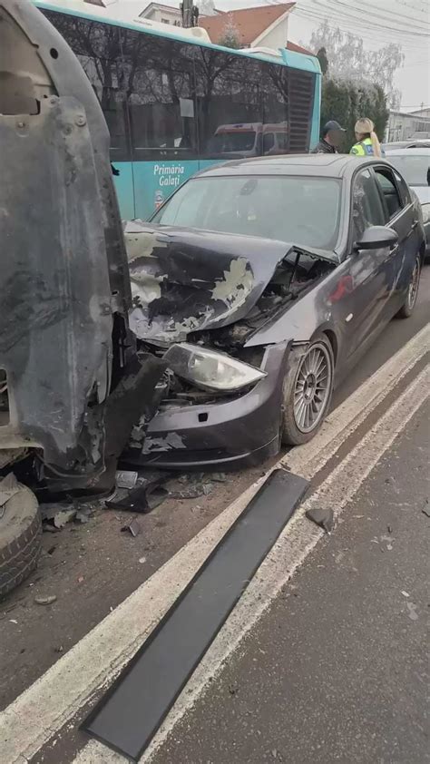 Accident în lanţ cu o ambulanţă un autobuz şi trei autoturisme