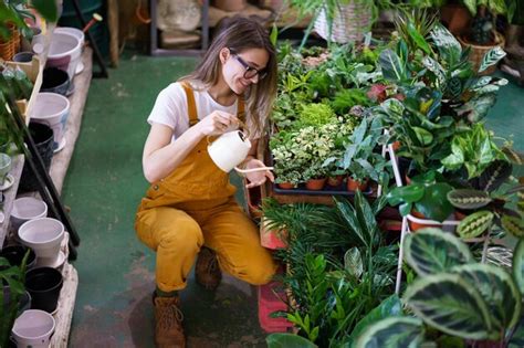 Joven Jardinera Que Trabaja En El Invernadero Agua Plantas De