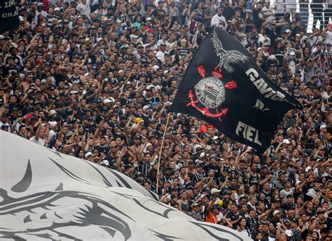 Dando A Volta Por Cima Lateral Esquerdo Do Corinthians Afirma Que Vive