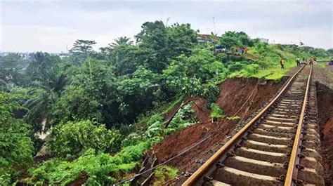 Rel Kereta Api Bogor Sukabumi Menggantung Diterjang Longsor Di Empang