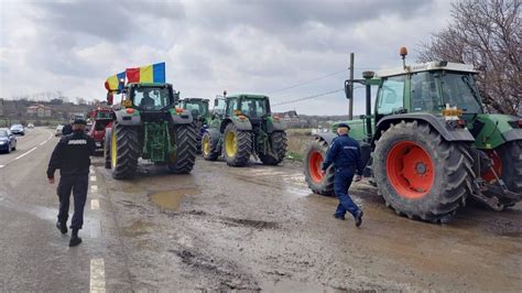 Protest cu sute de tractoare şi camioane în Bucureşti Fermierii