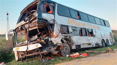 Tres Muertos Y Siete Heridos Tras Choque Entre Dos Camiones Y Un Colectivo